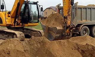 Выкопать яму экскаватором в Боровичах от 935 руб. - 2Землекопа-Брв