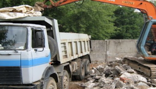 Вывоз строительного мусора с участка в Боровичах недорого от 1557 руб. | 2Землекопа-Брв